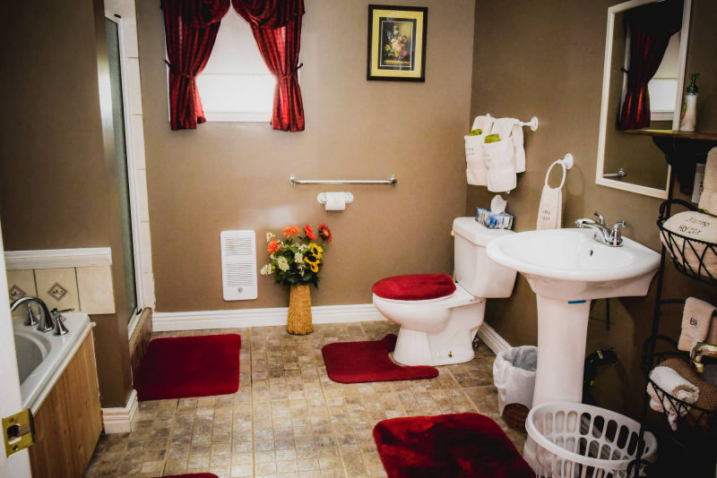 Brent Cottage Bathroom with Whirlpool Tub